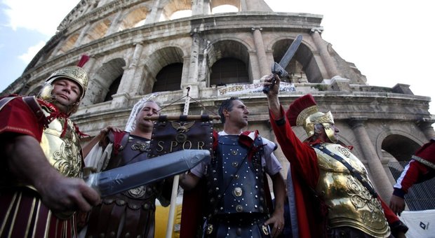 L’ultima beffa a Roma/L’Italia del Tar che riammette pure i centurioni