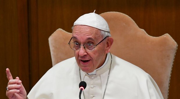 Il Papa striglia i vescovi italiani: «Non potete parlare di povertà e vivere come faraoni»