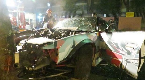 L'auto del giovane moldavo distrutta contro un albero