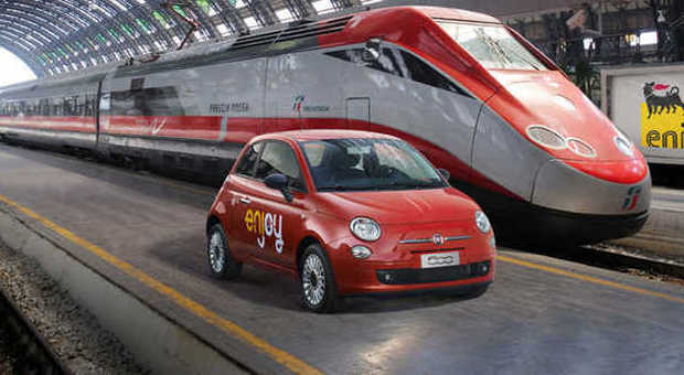 La Fiat 500 rossa vicino al Frecciarossa a Milano Centrale