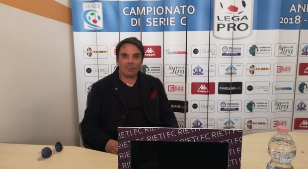 Il tecnico Capuano nella sala stampa dello Scopigno Il tecnico Capuano nella sala stampa dello Scopigno