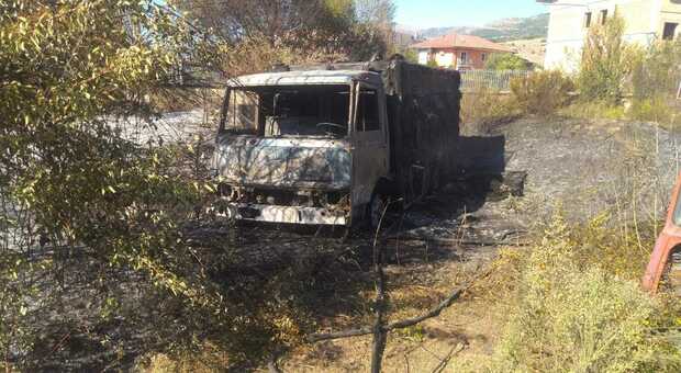 Incendio ad Atena Lucana: in fiamme veicoli dismessi