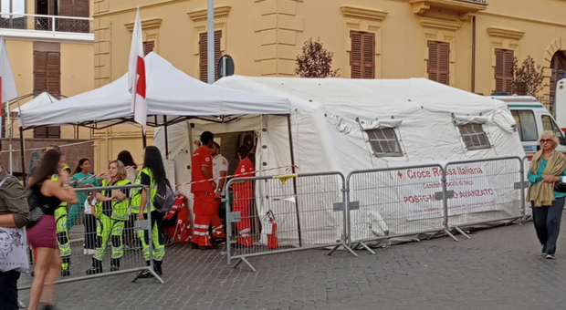 La tenda della Croce rossa a piazza Verdi