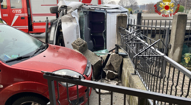 Cassola, incidente rocambolesco: il furgone finisce rovesciato e il conducente resta incastrato
