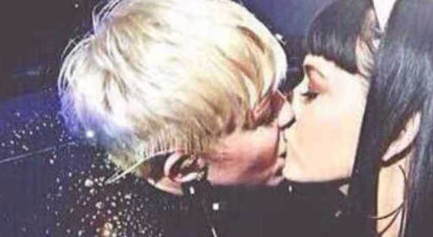 Miley Cyrus, concerto hard a Los Angeles e bacio saffico con Katy Perry