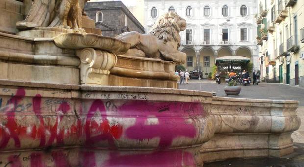 Napoli, 22enne imbratta con spray la fontana monumentale di Monteoliveto: denunciato