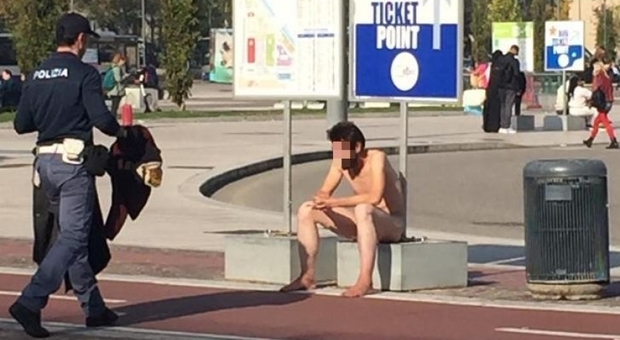 Nudo nel piazzale della stazione centrale a Verona: fermato e ricoverato in psichiatria