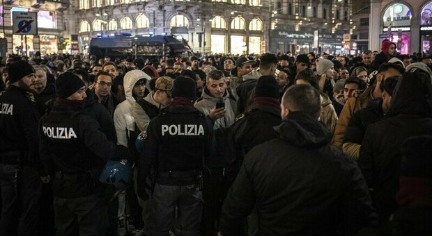 Capodanno, tensione a Milano: roghi e sassi contro la polizia. Cosa è successo