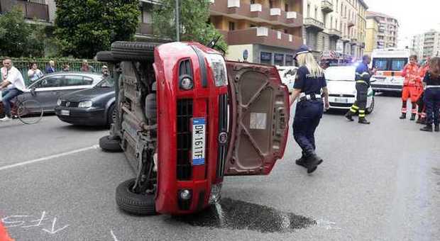 Spettacolare incidente in via Trivulzio: auto si ribalta in strada