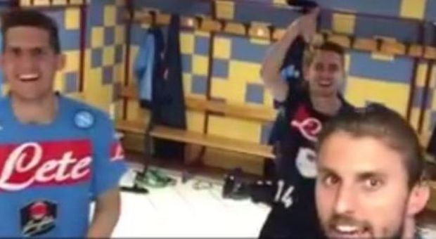 Dopo l'allenamento ‪Henrique‬ scherza con i compagni brasiliani nello spogliatoio |Video