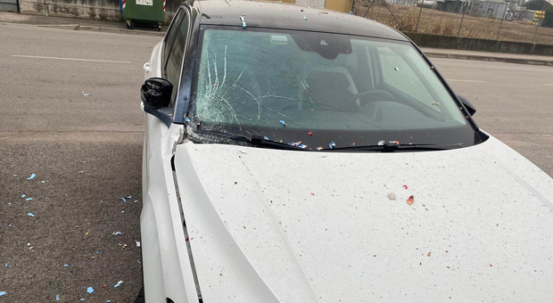 I danni alla Volkswagen T-Roc di Gabriella Burgnera 60enne di Vazzola