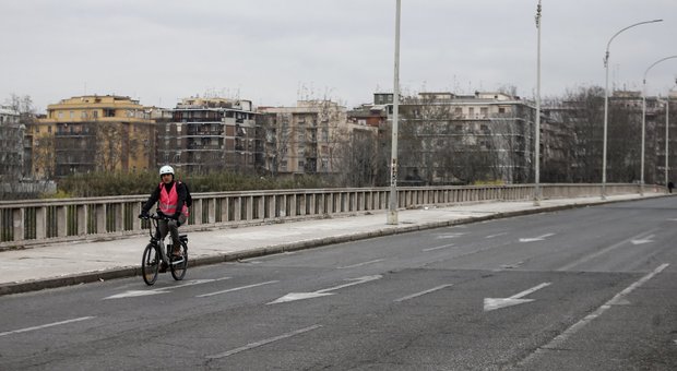 immagine Roma deserta senza macchine per il coronavirus