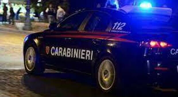 In fuga dai carabinieri per 10 chilometri, si schiantano sul muro di un garage: tre arresti nel Napoletano