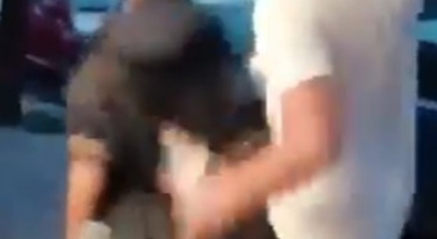 Video choc su Facebook, clochard di Soccavo preso a calci alla schiena: «Aiutatemi a trovarlo»