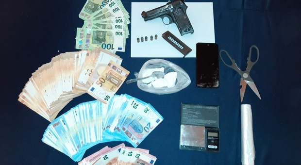 Droga, armi e divise dei carabinieri: arrestato un 38enne