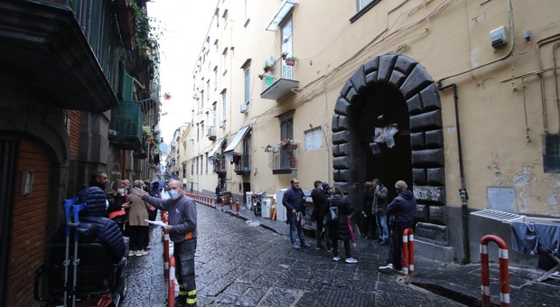 Napoli, allarme a Chiaia: nelle case occupate i bunker videosorvegliati per latitanti di camorra