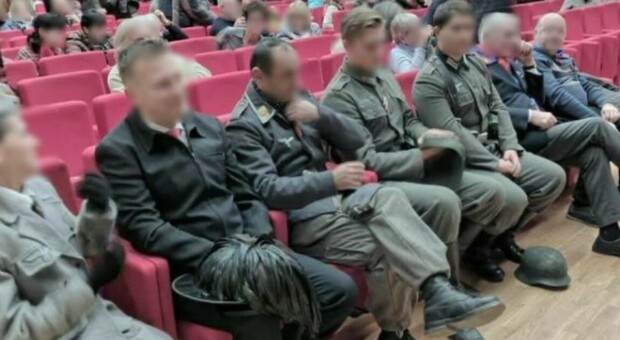 Spilimbergo, al cinema per il film "Comandante" con le divise naziste: bufera su esponenti locali di FdI