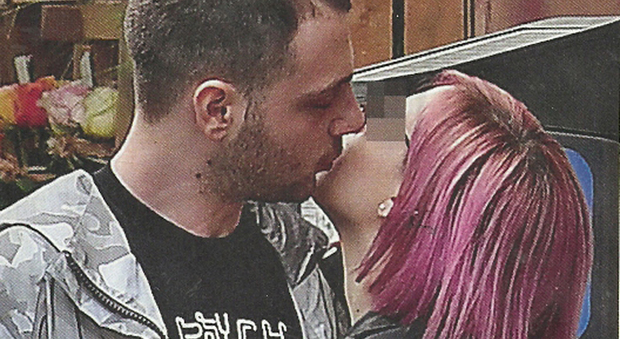 XFactor, Anastasio innamorato: baci con la ragazza misteriosa dai capelli rosa