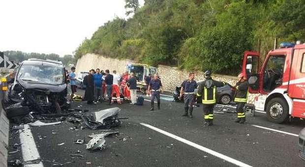 Magliano, incidente in autostrada muore sacerdote, sedici i feriti
