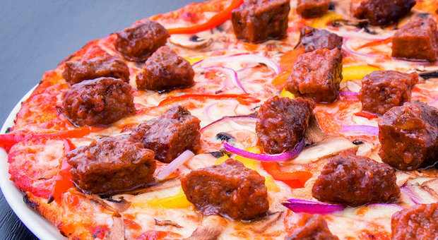 Pizza napoletana vs pizza americana: le differenze che devi conoscere
