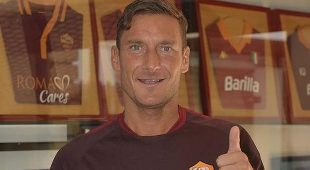 Roma, al via la nuova stagione. Totti: «Un onore indossare questa maglia», Strootman: «Dobbiamo vincere»