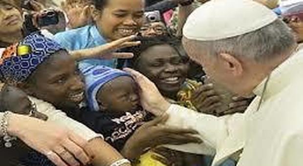 Appello del Papa per i migranti, i loro viaggi in mare siano salvaguardati