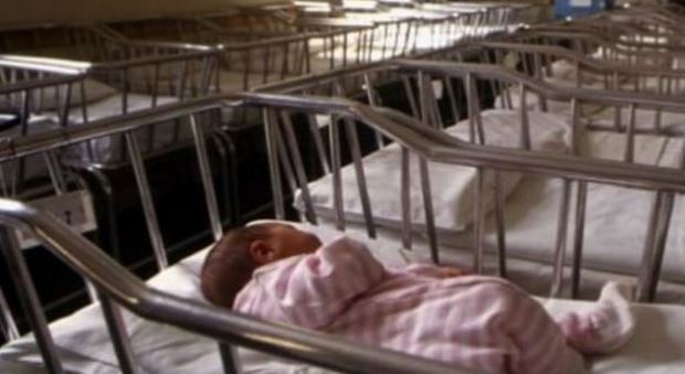 Culle sempre più vuote: nati solo 435.000 bimbi lo scorso anno