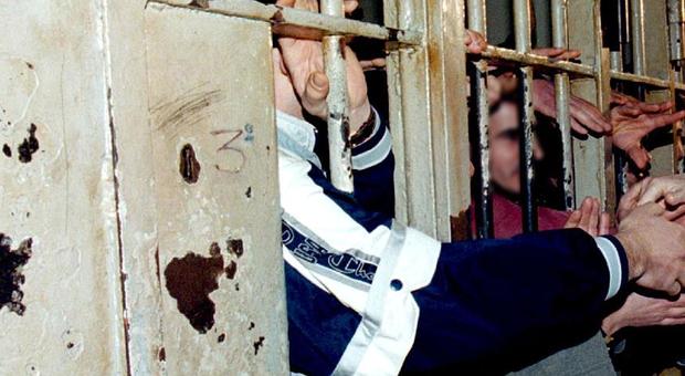 Coronavirus in carcere, rivolte «a orologeria» dopo il primo detenuto contagiato