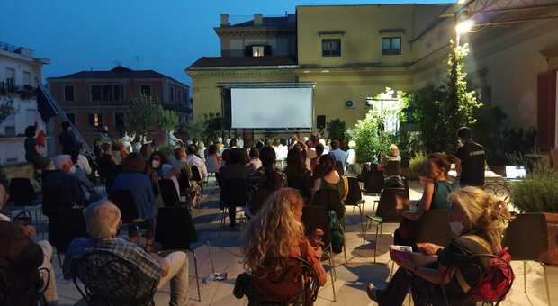 Napoli, cinema francese all’aperto sulla terrazza panoramica del Grenoble