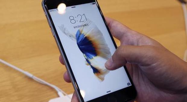 Apple, bufera sul rallentamento degli iPhone: pronte tre class action