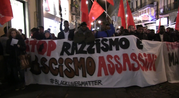 Napoletani e immigrati in piazza per dire no al razzismo dopo il raid di Macerata
