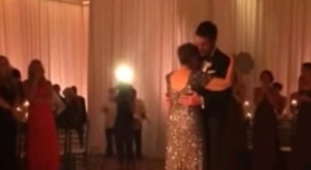 Ryan Manning balla con sua madre Mary Ann