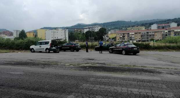 Auto crivellata da colpi di arma da fuoco: indagine dei carabinieri