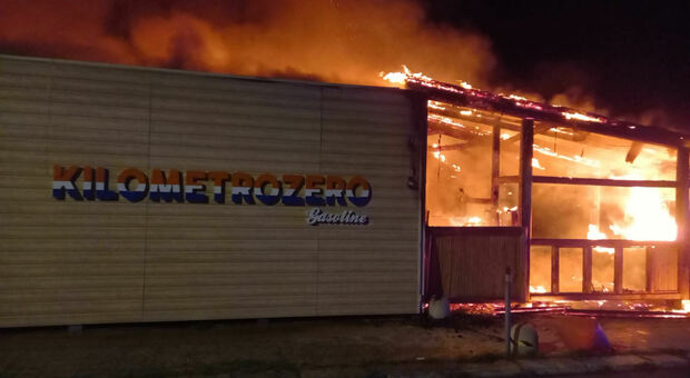 Incendio distrugge il locale sulla spiaggia KilometroZero: notte di fuoco nel Salento Foto