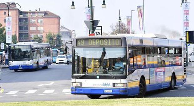 Torino, insulti sul bus perché nera: 15enne discriminata ricevuta in Procura