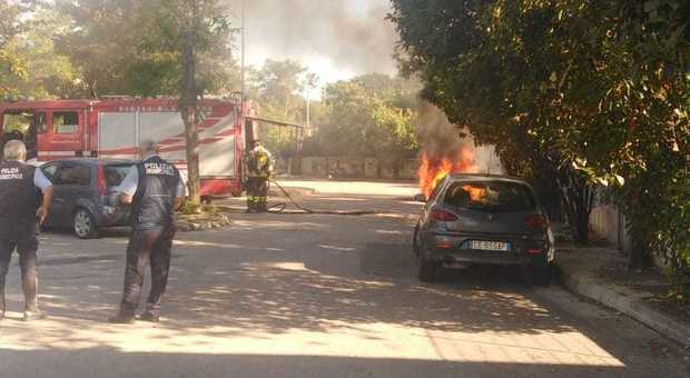 Auto in fiamme nel Napoletano, donna e anziano riescono a fuggire in extremis