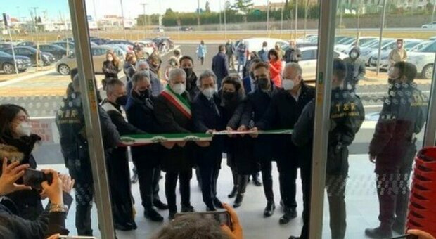 Inaugurazione centro commerciale, l'opposizione non molla: «Scuse del sindaco non bastano»