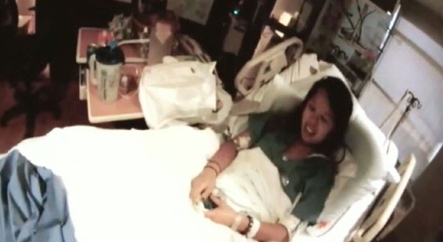 Ebola, infermiera contagiata appare in video: «Grazie a tutti» /Le immagini
