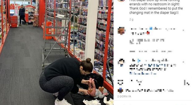 Ashley Graham cambia il pannolino al figlio in terra al supermercato: «Stava esplodendo»