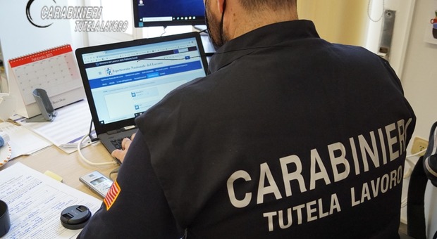 I carabinieri hanno trovato un centro massaggi illecitamente aperto in zona arancione