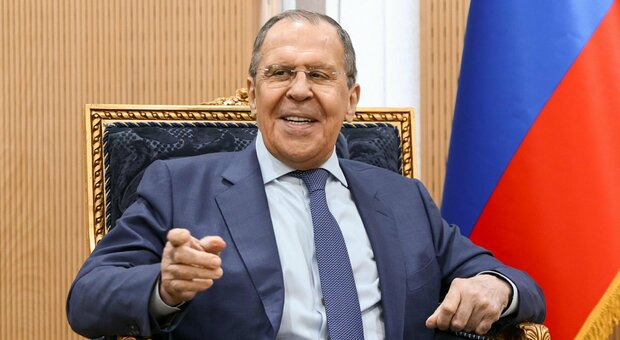 Chi è Lavrov? Il ministro degli Esteri di Putin che minaccia l'Europa ed evoca la guerra nucleare