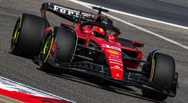 La Ferrari SF-23 di Charles Leclerc durante i test in Bahrain