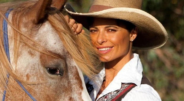 Natalia Estrada: «Alla tv ho preferito i cavalli, Amadeus mi voleva ma ho detto no. Mastrota? Lo sento per il bene di nostra figlia»