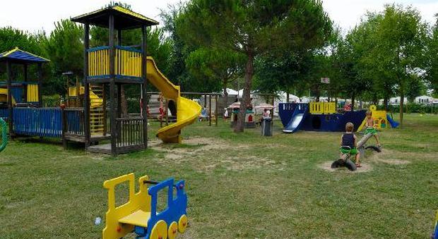 Brescia, bimbo cade nel vuoto al parco giochi: è in fin di vita