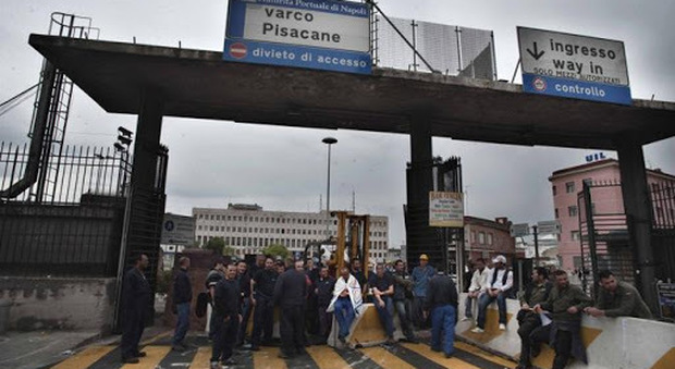 Lavoratori licenziati: è protesta, bloccato l'accesso nel porto di Napoli