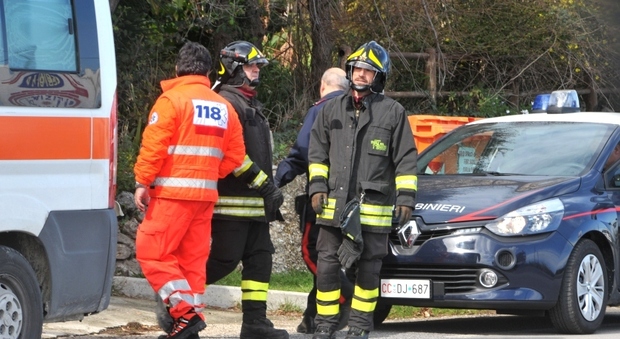 Una ambulanza con i vigili del fuoco in una operazione di soccorso