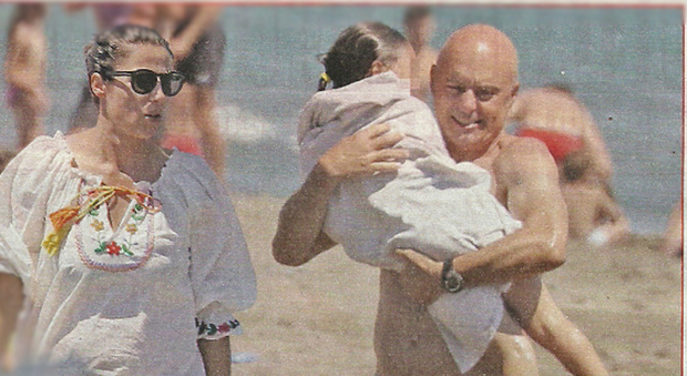 Luca Zingaretti papà a tempo pieno: al mare con Luisa Ranieri e le figlie Emma e Bianca