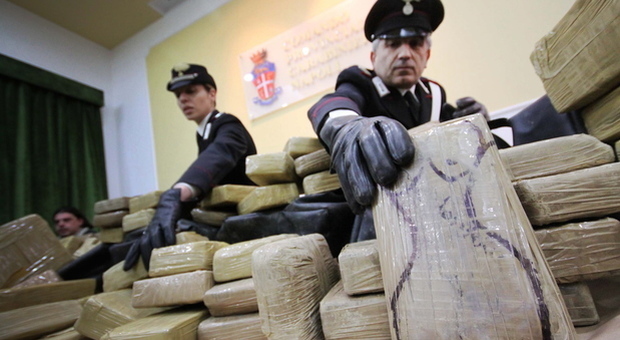 Imprenditore trova 700 kg di cocaina nella sua conceria e chiama i carabinieri