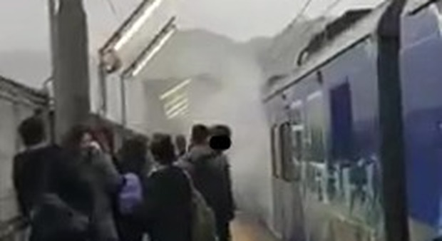 Scintille e fumo sul treno, paura tra i passeggeri della Circumflegrea nel Napoletano