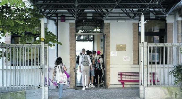 Studenti all'ingresso del liceo Le Filandiere di San Vito